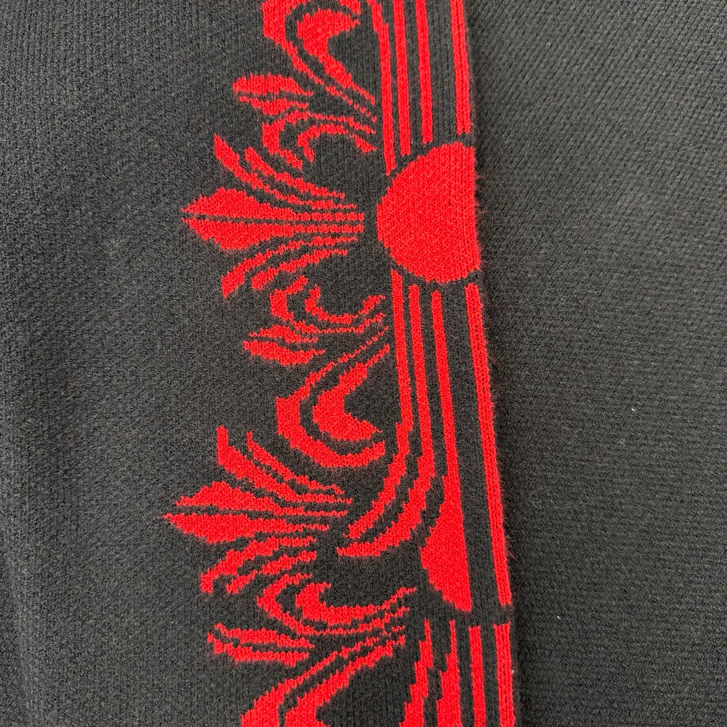 P550 Chrome Hearts 2025 wool patent leather sweater SIZE S/M/L (the only correct version on the market, patent lambskin, hand-stitched) The main body fabric is made of custom-woven and dyed cashmere blended yarn, 12-needle imported machine sesame base jacquard, which takes nearly 200 minutes. The chest cross leather is genuine patent leather sheepskin. The cross sheepskins are all hand-sewn. The labor cost is extremely high.